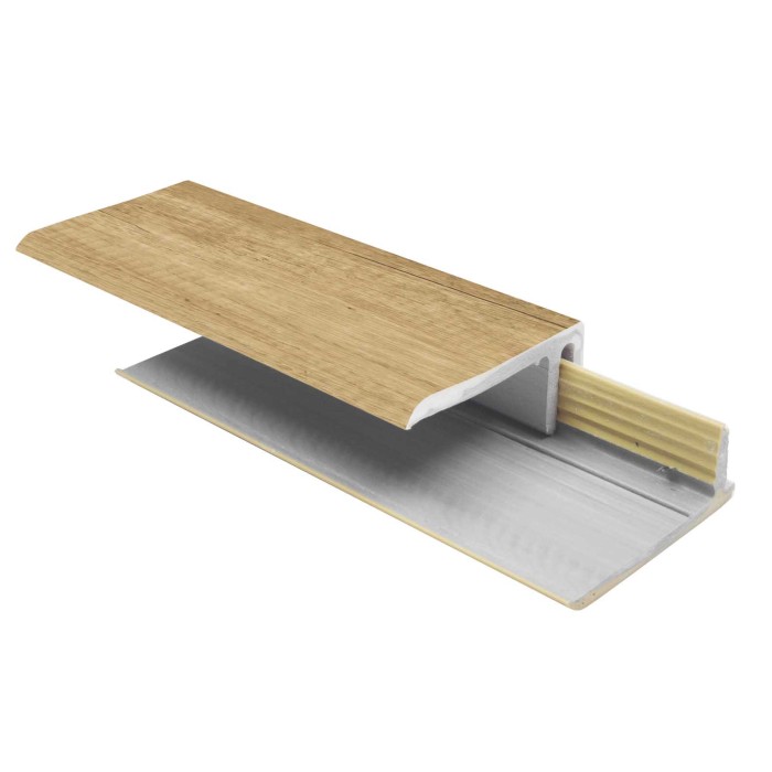 Profilo t.b.t. per rivestimento murale, effetto legno, per una facile installazione.