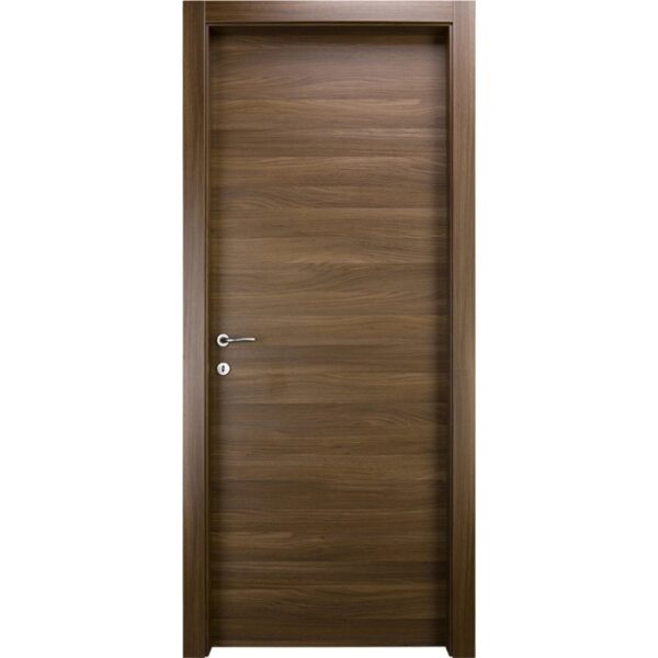 Porta per interni t.b.t. con finitura legno e maniglia argento.