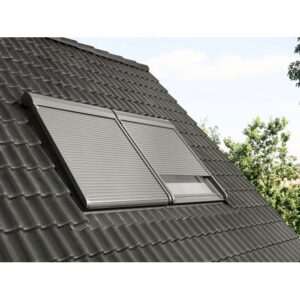 Tapparella elettrica Velux SML CK02, grigio scuro, montata su una finestra per tetti.