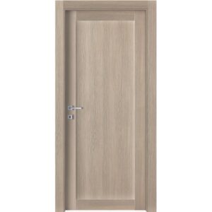 Porta interna chiara con finitura effetto legno e maniglia argentata.