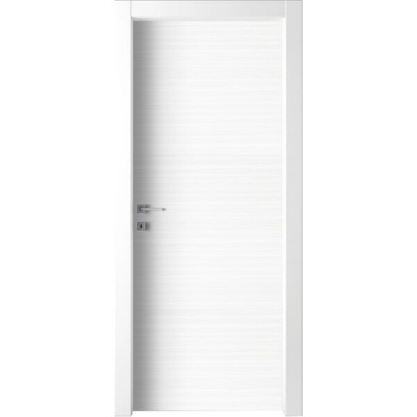 Porta interna bianca con venature orizzontali e maniglia color argento.