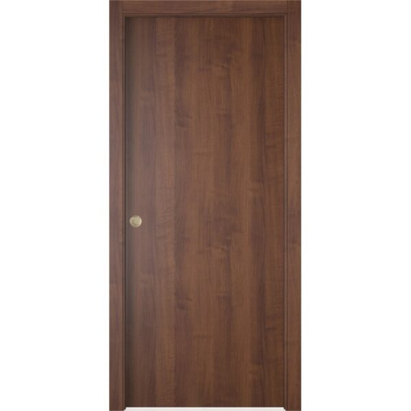Porta interna marrone con venature del legno e maniglia dorata.