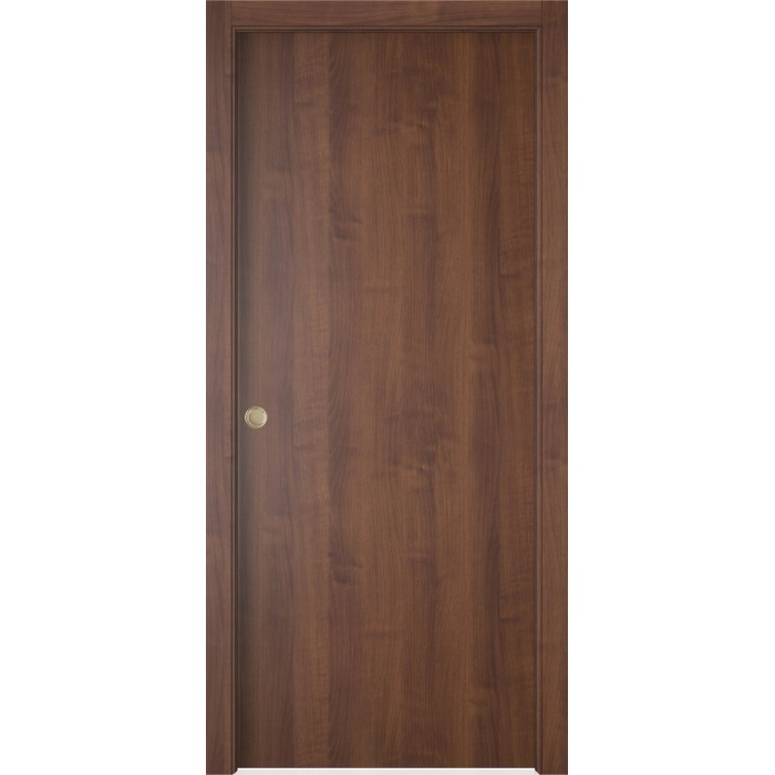 Porta interna marrone con venature del legno e maniglia dorata.