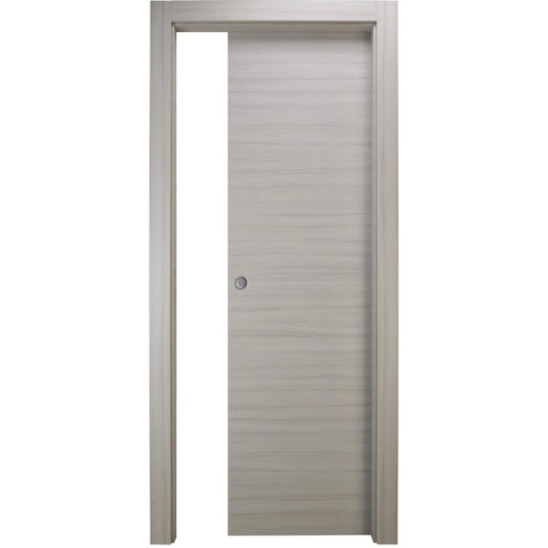 Porta interna chiara con venature orizzontali e pomello argentato.