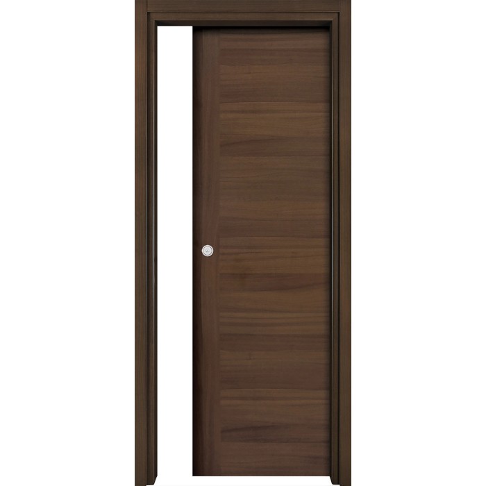 Porta interna t.b.t. in legno scuro con maniglia argentata.