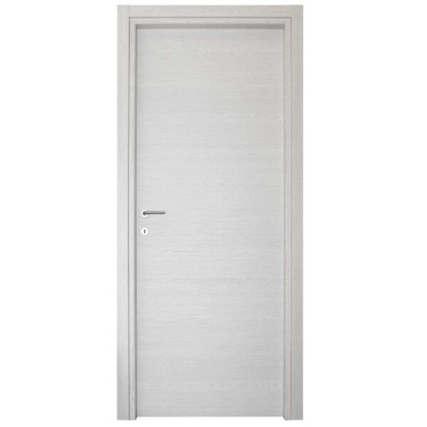 Porta interna bianca con design semplice e maniglia argentata.