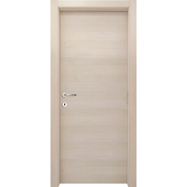 Porta interna chiara con finitura legno e maniglia argento.