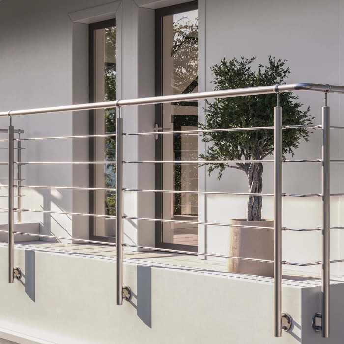 Ringhiera in acciaio inox per scale e balconi. Design moderno con barre orizzontali.
