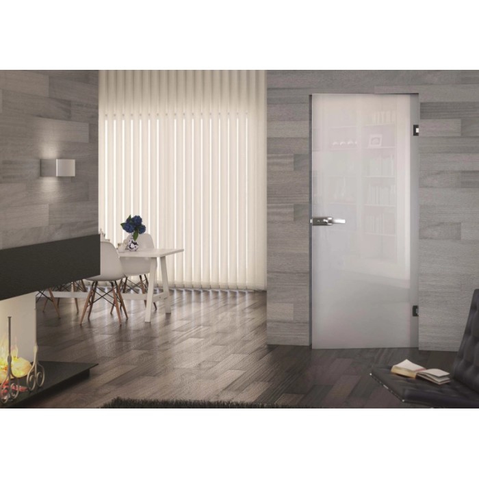 Porta in vetro t.b.t. in soggiorno moderno con pavimento in legno grigio e mobili bianchi.