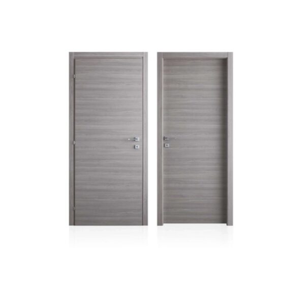 Due porte interne grigie con venature orizzontali e maniglie argentate.