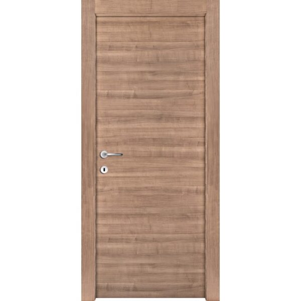 Porta interna color legno con maniglia e serratura