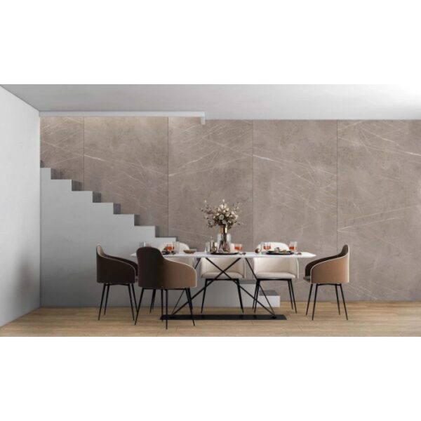 Rivestimento murale t.b.t. effetto marmo grigio dietro un tavolo da pranzo.