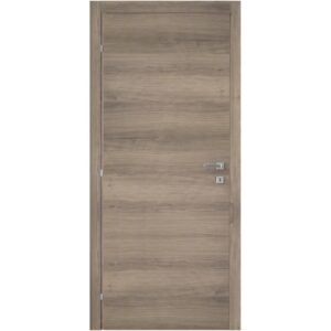 Porta interna moderna con effetto legno e maniglia argentata.