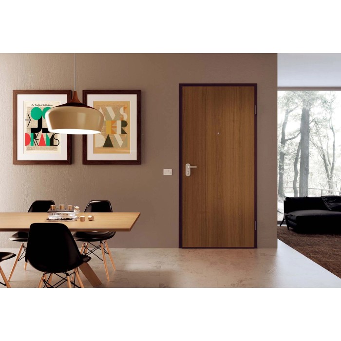 Porta blindata t.b.t. color legno in un moderno spazio abitativo. Porta robusta per una maggiore protezione.