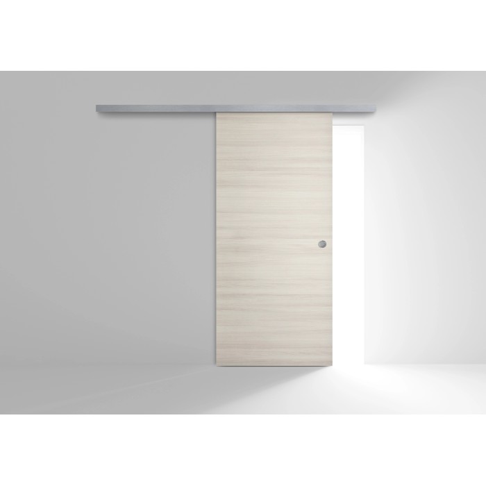Porta scorrevole per interni color chiaro con venature orizzontali e binario argento.