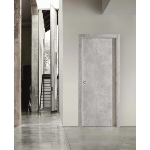 Porta interna grigia dal design moderno. Anta liscia e maniglia semplice.