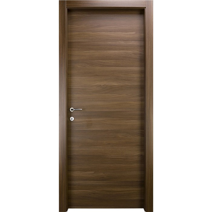 Porta per interni t.b.t. con finitura legno e maniglia argento.