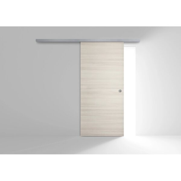 Porta scorrevole per interni color chiaro con venature orizzontali e binario argento.