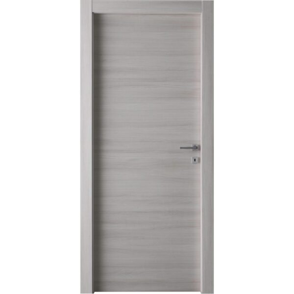 Porta interna grigia con venature orizzontali del legno e maniglia argentata.