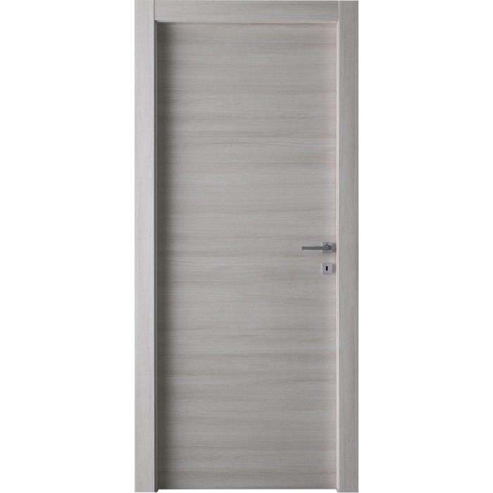 Porta interna grigia con venature orizzontali del legno e maniglia argentata.