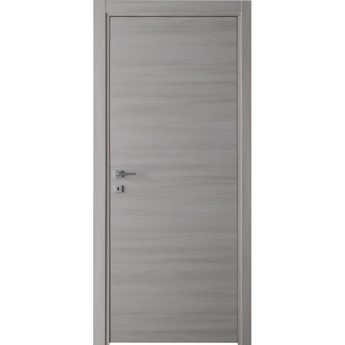 Porta interna grigia con venature orizzontali del legno e maniglia argentata.