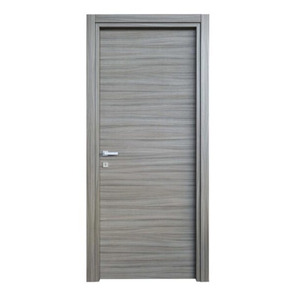 Porta interna grigia con venature orizzontali del legno e maniglia argentata.