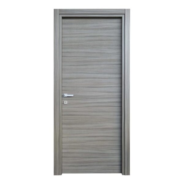 Porta interna grigia con venature orizzontali del legno e maniglia argentata.