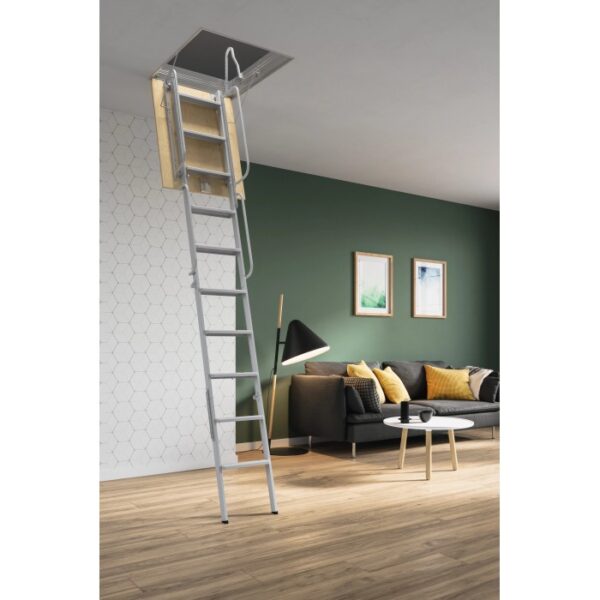 Scala retrattile argentata aperta nel soggiorno. Scala interna per la soffitta.