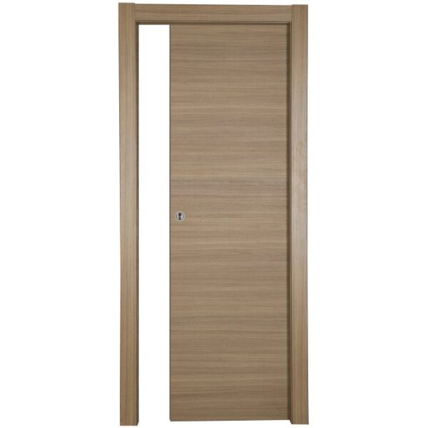 Porta interna chiara con finitura effetto legno e telaio stretto.