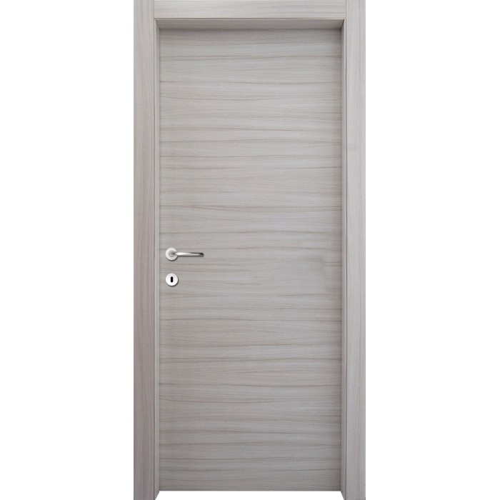 Porta interna in legno chiaro con maniglia e serratura.