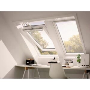 Finestra a bilico VELUX F04 in plastica, aperta in pendenza sopra la scrivania.