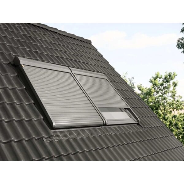 Tapparella elettrica Velux SML CK02, grigio scuro, montata su una finestra per tetti.