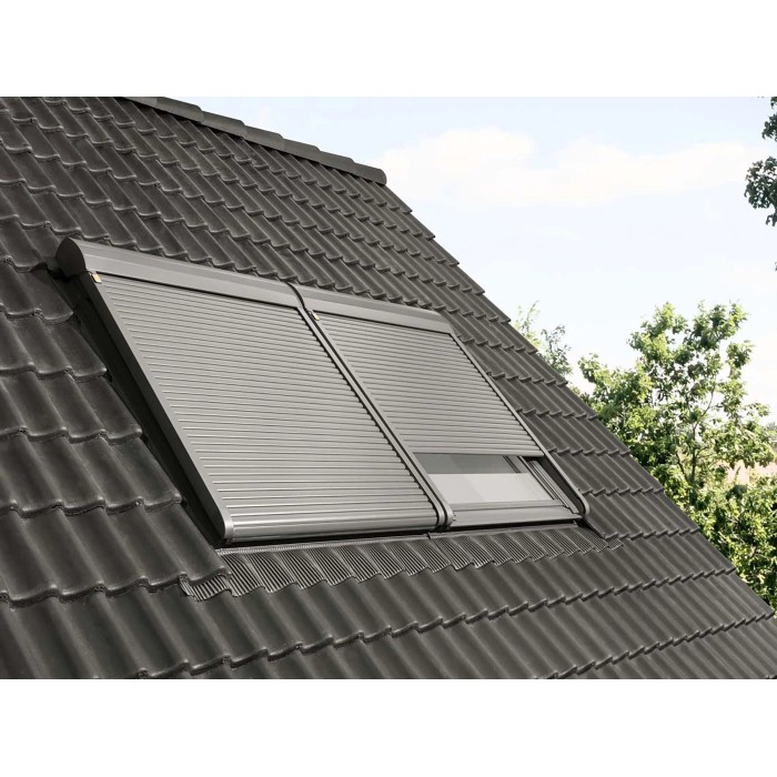 Tapparella elettrica Velux SML CK02, grigio scuro, montata su una finestra per tetti.