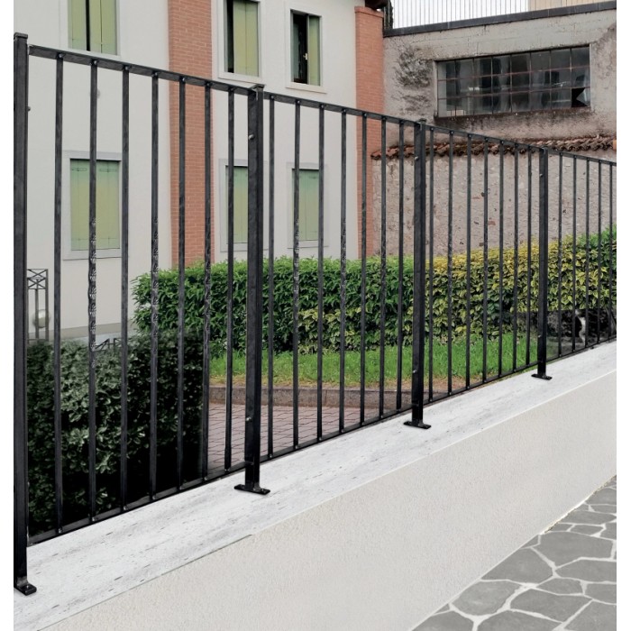 Ringhiera nera in metallo, accessori per scale e ringhiere.