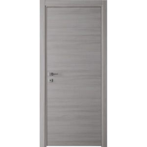 Porta interna grigia con venature orizzontali del legno e maniglia argentata.