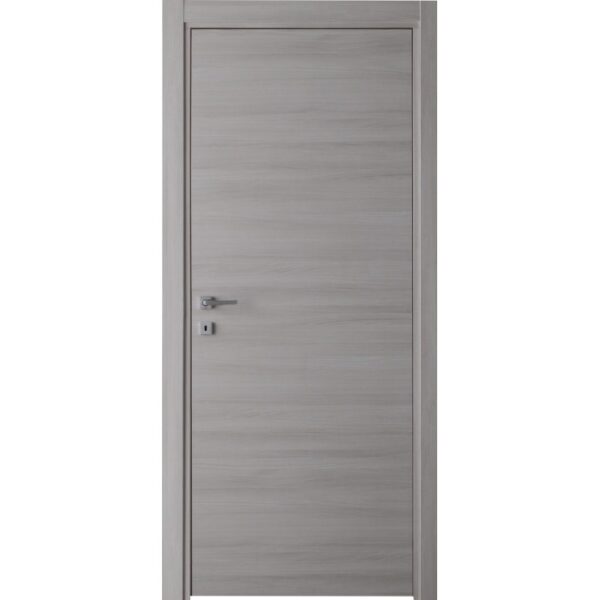 Porta interna grigia con venature orizzontali del legno e maniglia argentata.