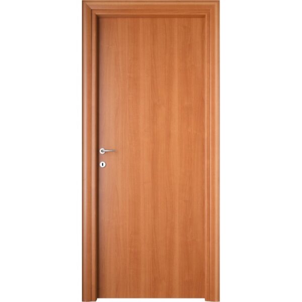 Porta interna in legno marrone chiaro con maniglia semplice. Ideale per la tua casa.