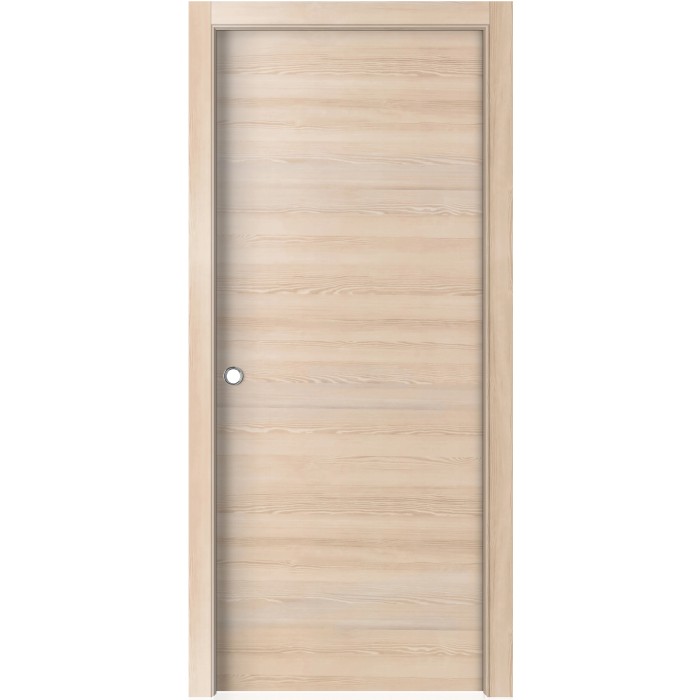 Porta interna chiara con venature del legno e maniglia argentata.