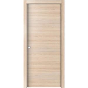 Porta interna chiara con finitura effetto legno e maniglia argentata.