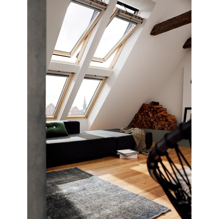 Luminoso appartamento mansardato con finestra per tetto elettrica Velux GGL Integra, verniciata trasparente, con telaio in termo-alluminio.