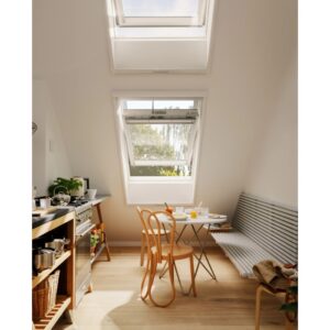 Finestra per tetto elettrica VELUX INTEGRA in cucina con finestra aperta per luce naturale e aria fresca.