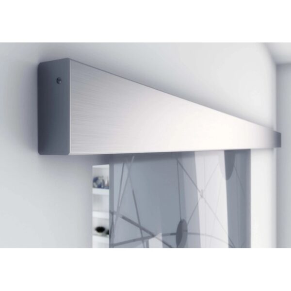 Porta scorrevole in vetro t.b.t. con binario color argento.