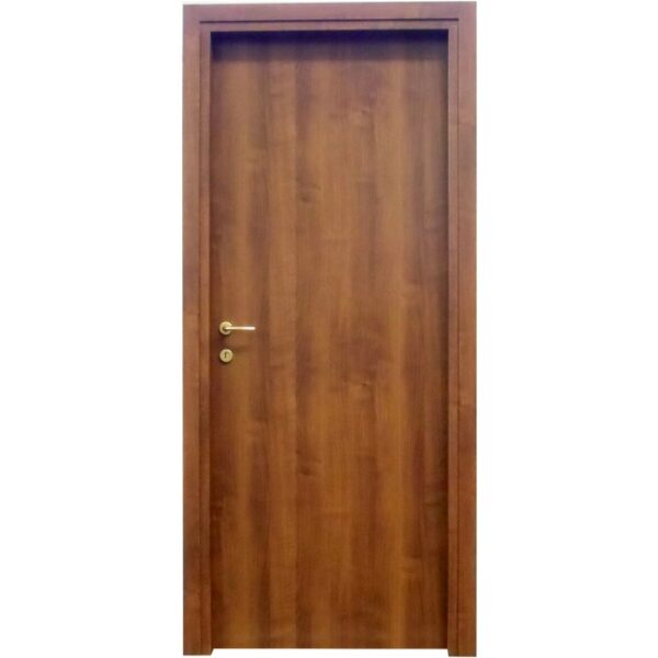 Porta interna marrone con maniglia. Anta effetto legno, telaio abbinato.