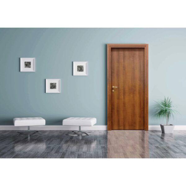 Porta interna in legno marrone, in ambiente moderno con quadri e sedute.