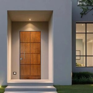Moderna porta blindata t.b.t. in legno con maniglia in acciaio inox in facciata grigia.