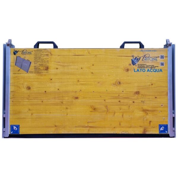 t.b.t. Guaina bituminosa, pannello in legno con maniglie e telaio metallico.