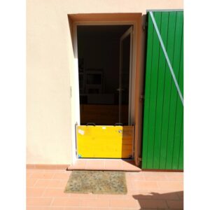 Barriera antiallagamento gialla t.b.t. davanti a una porta di casa.