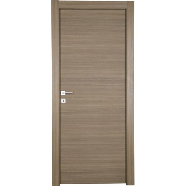 Porta interna moderna effetto legno con maniglia argento.