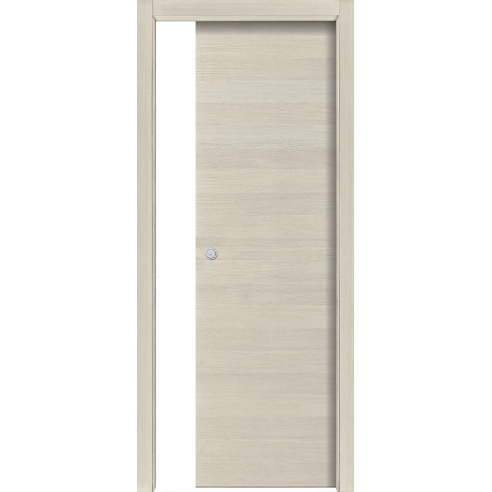 Porta interna chiara con venature orizzontali e pomello argentato.