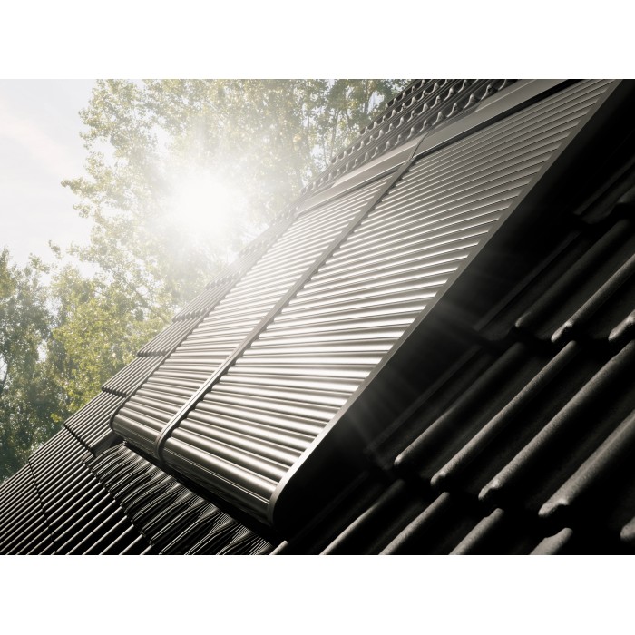 Tapparella solare Velux SSL CK02, grigio scuro, montata su un tetto. Protezione dal calore e oscuramento per finestre per tetti.